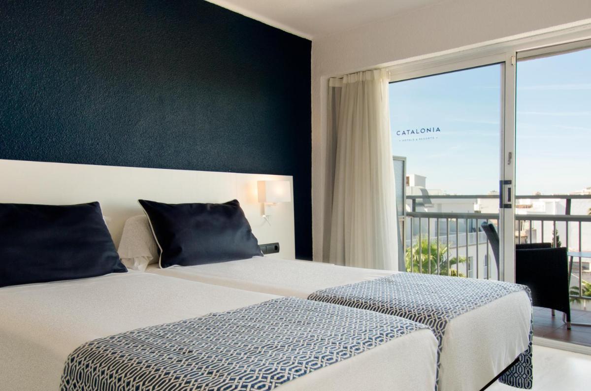 Un dormitorio con dos camas y una gran ventana. en Catalonia del Mar - Adults Only, en Cala Bona 30 fotos más
