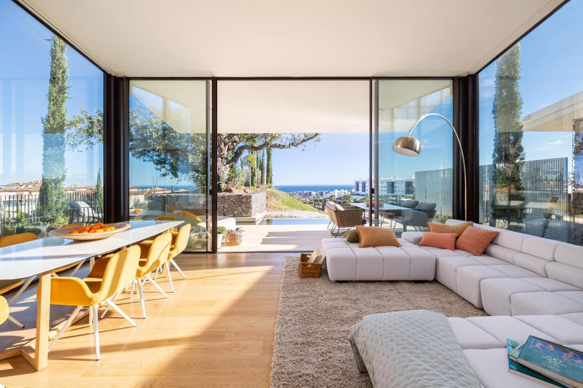 Una sala de estar con un sofá blanco y una mesa. en Leiro Residences - Preferred Hotels & Resorts, en Fuengirola