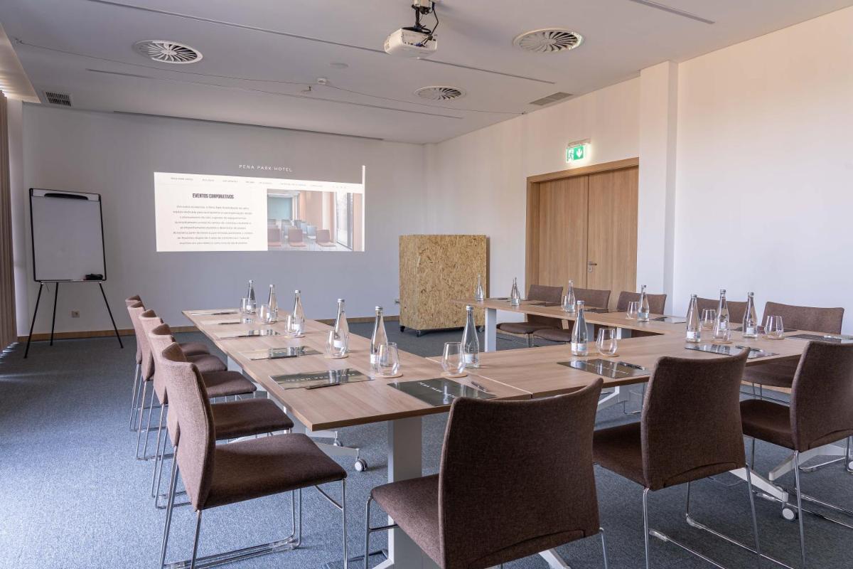 A área empresarial e/ ou a sala de conferências de Pena Park Hotel