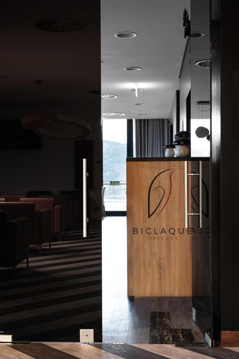 A área de receção ou átrio de Pena Park Hotel