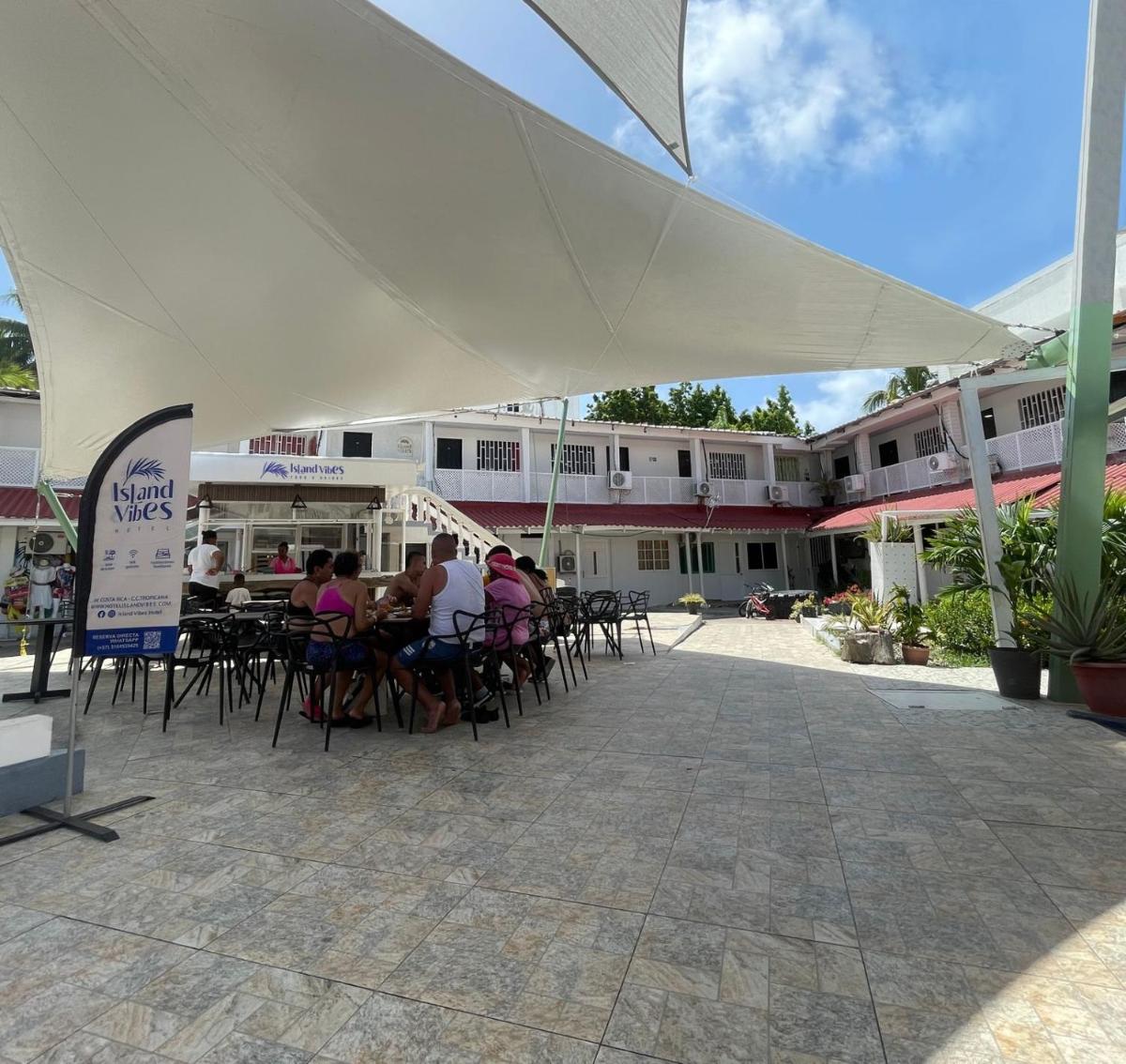 Island Vibes - Housity