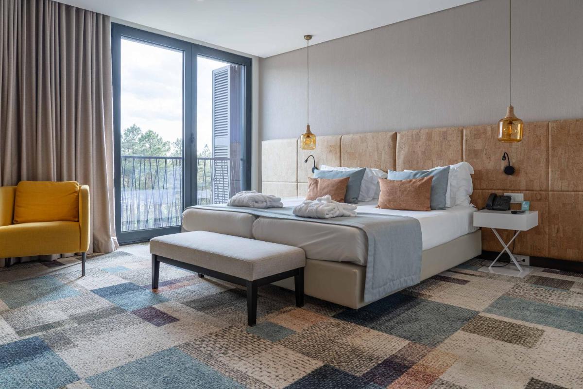 um quarto com uma cama, uma escrivaninha e uma cadeira em Pena Park Hotel em Ribeira de Pena