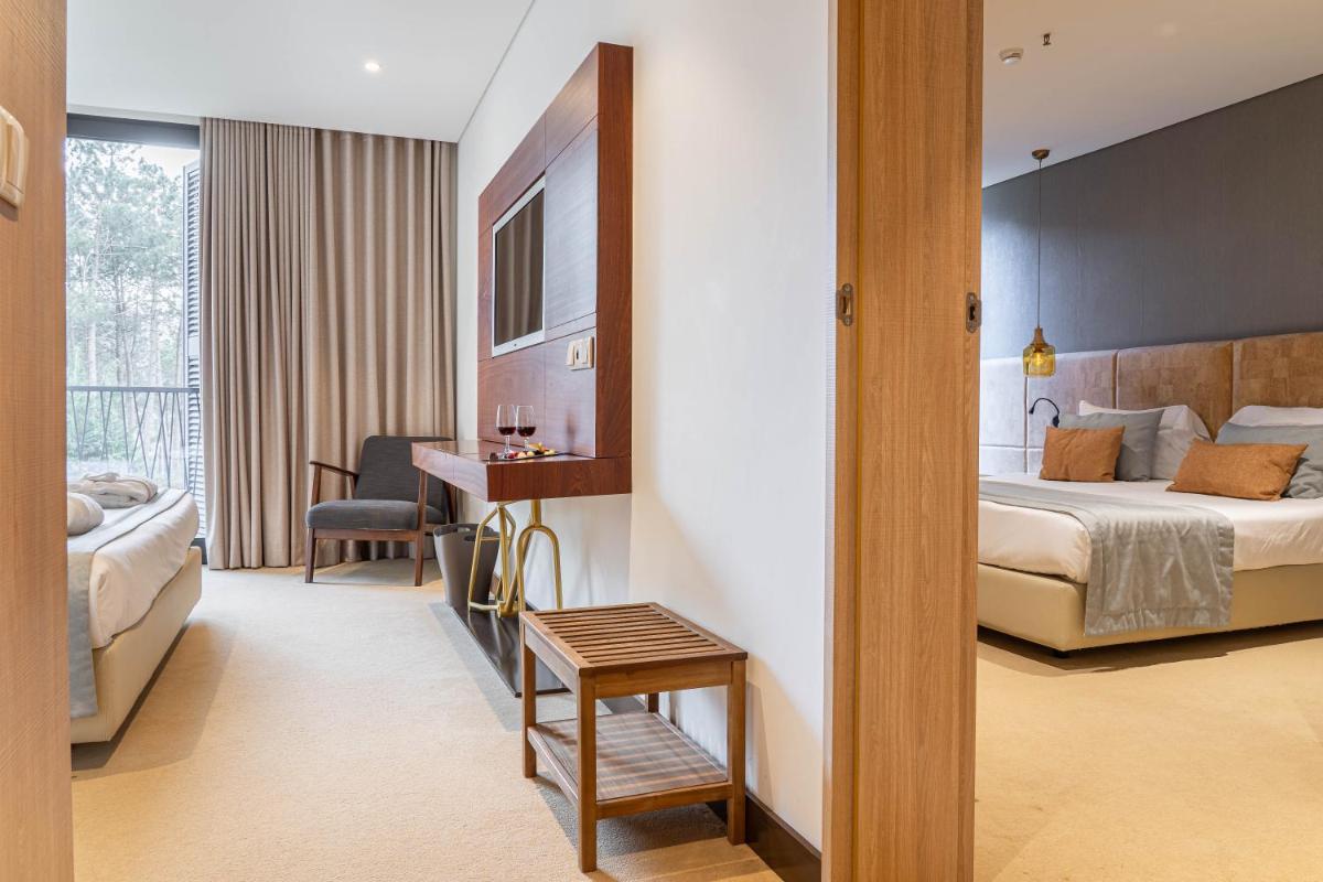 um quarto de hotel com uma cama e uma escrivaninha em Pena Park Hotel em Ribeira de Pena