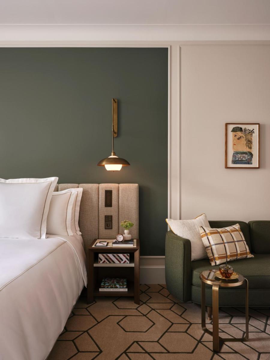Ein Bett oder Betten in einem Zimmer der Unterkunft Rosewood Munich