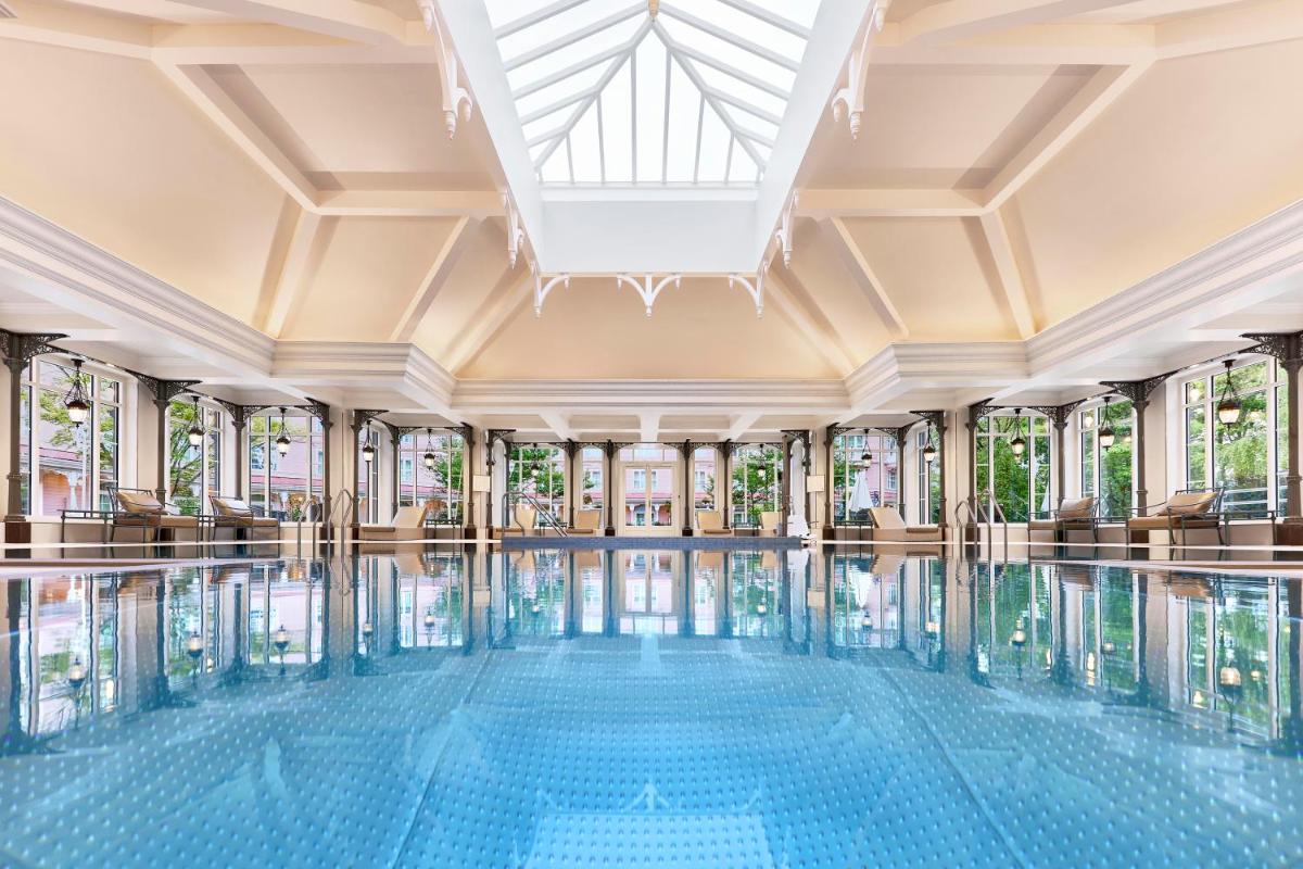 Disneyland® Hotel - Housity