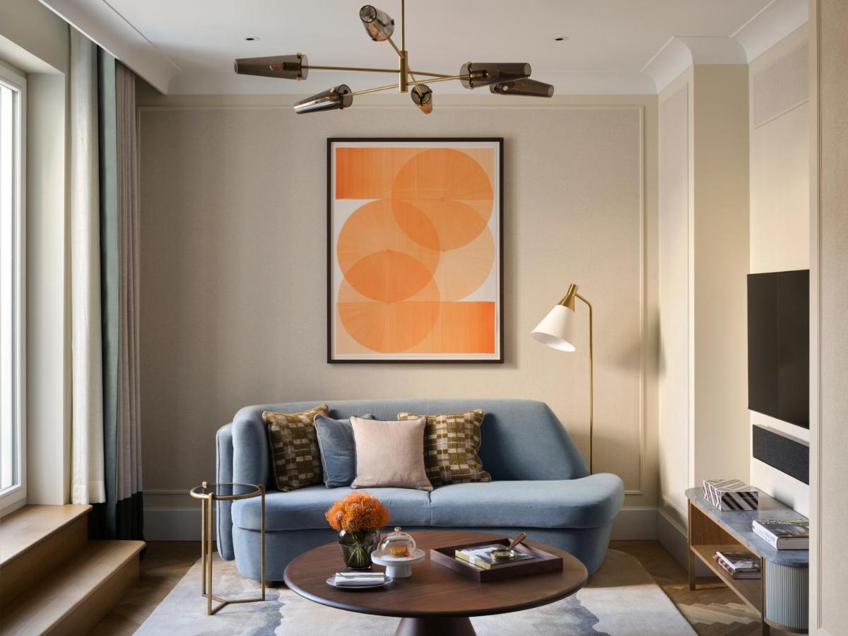 Ein Sitzbereich in der Unterkunft Rosewood Munich