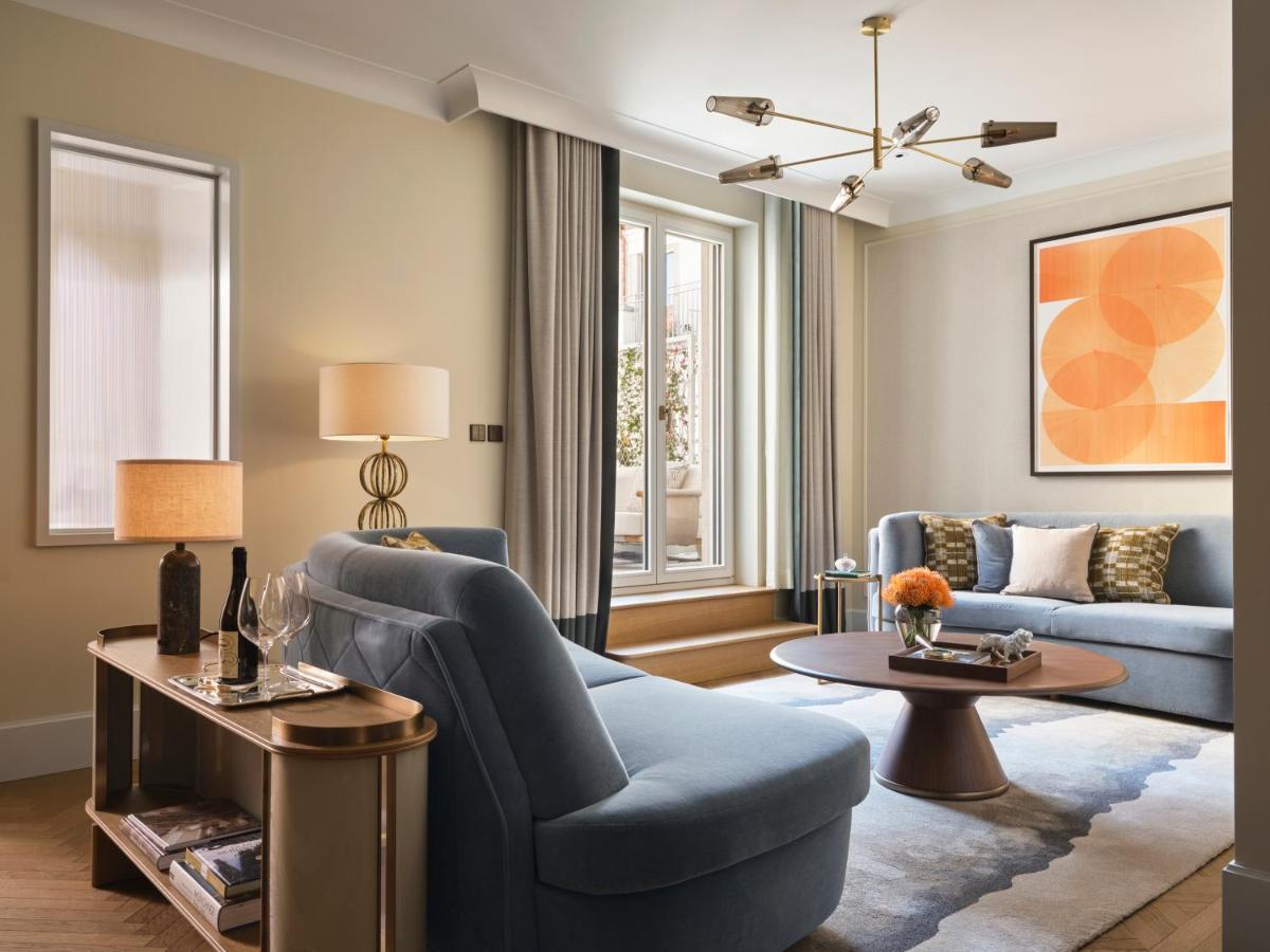 Ein Sitzbereich in der Unterkunft Rosewood Munich