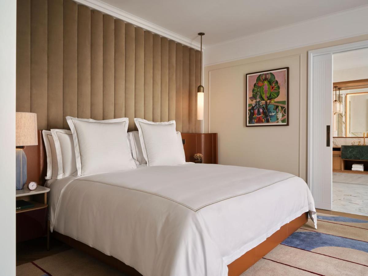 Ein Bett oder Betten in einem Zimmer der Unterkunft Rosewood Munich