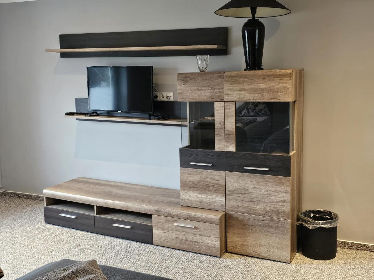 Maternus-Fewo am Wald Komplettes großes Haus 150m2 6 Zimmer 8 Personen Küche 3 Bäder 3 x E-Laden Raucherpavillon - Housity