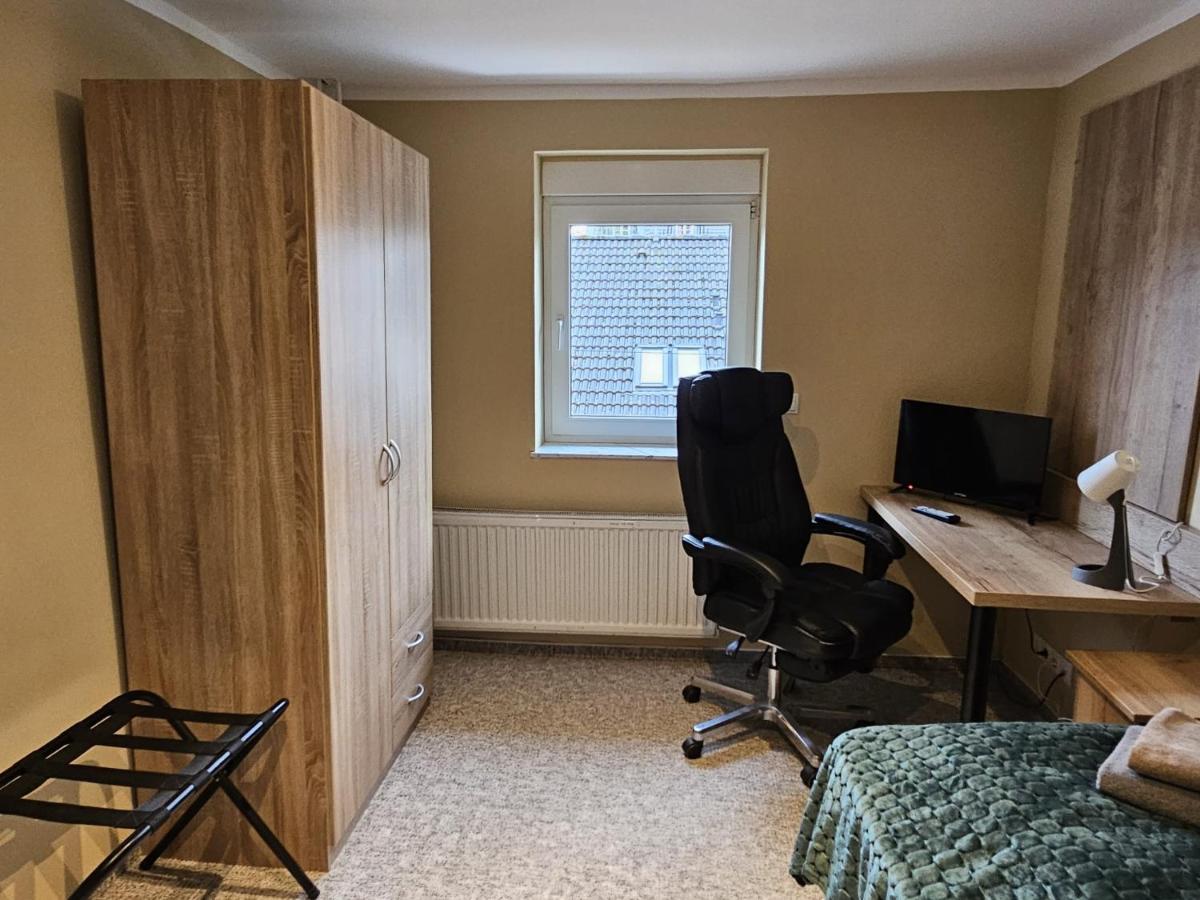 Maternus-Fewo am Wald Komplettes großes Haus 150m2 6 Zimmer 8 Personen Küche 3 Bäder 3 x E-Laden Raucherpavillon - Housity