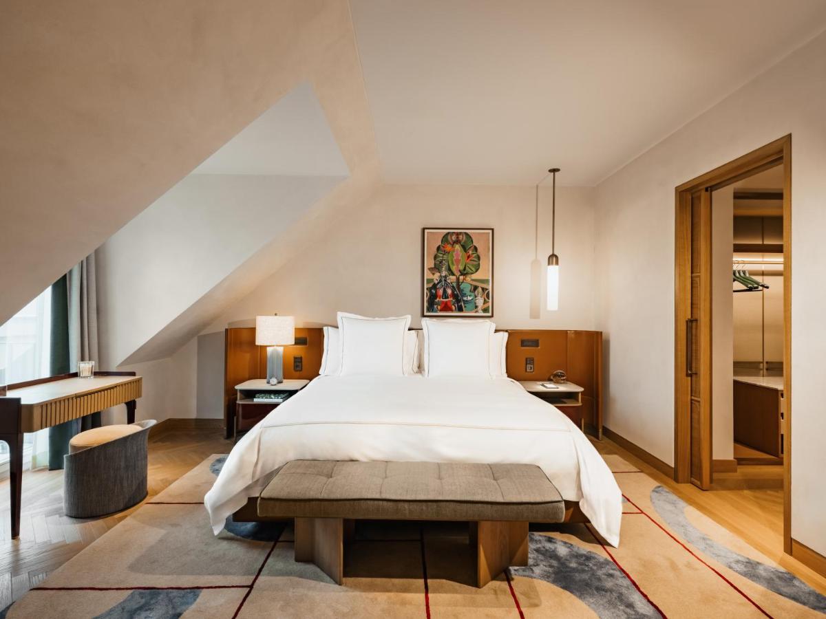 Ein Bett oder Betten in einem Zimmer der Unterkunft Rosewood Munich