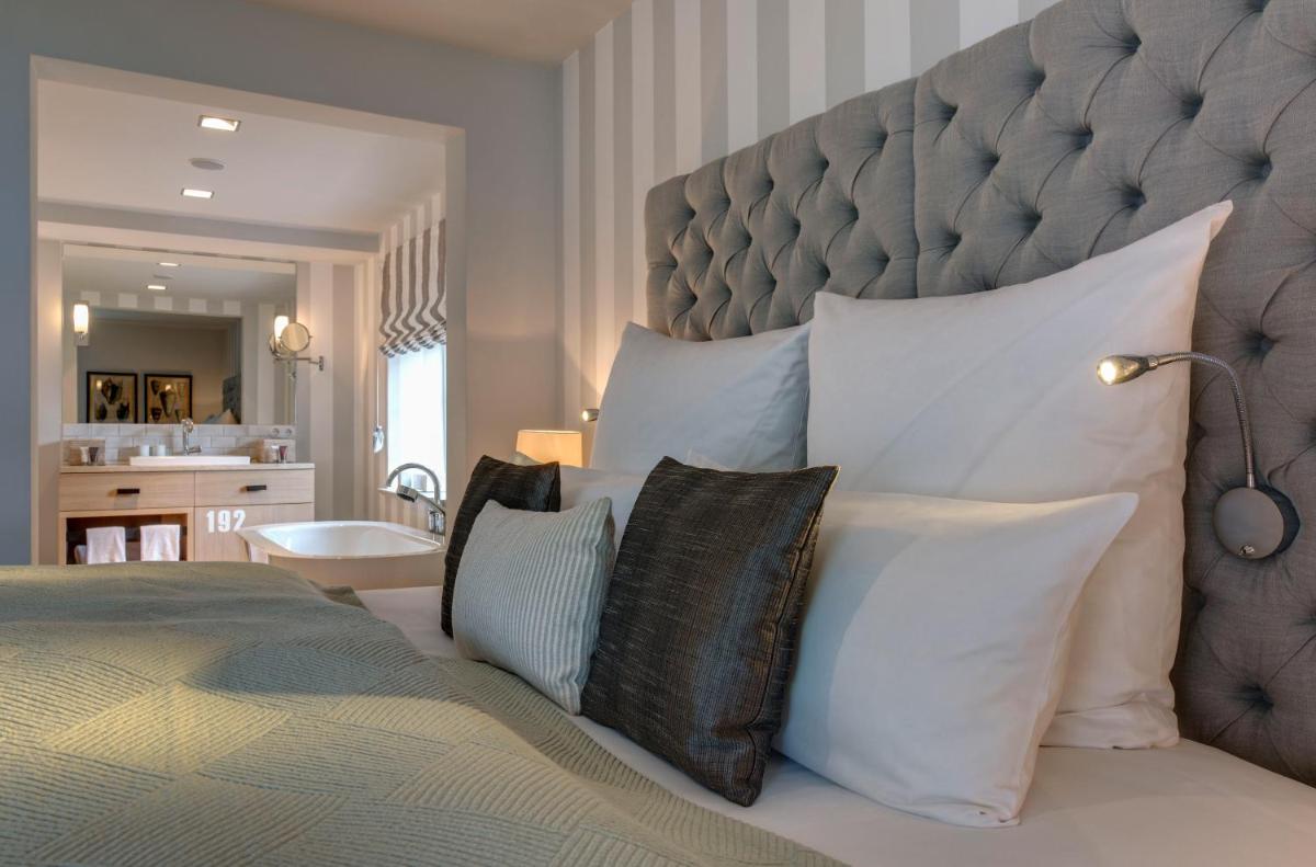 Ein Bett oder Betten in einem Zimmer der Unterkunft Weissenhaus Private Nature Luxury Resort
