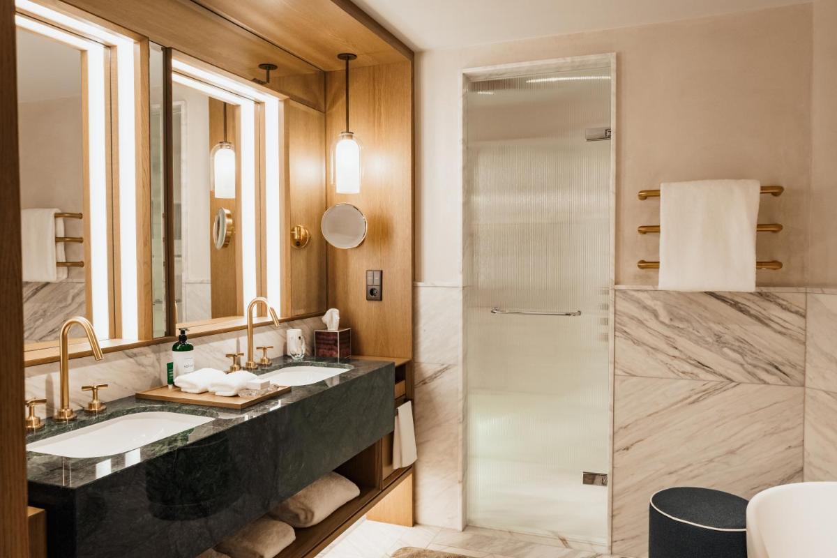 Ein Badezimmer in der Unterkunft Rosewood Munich
