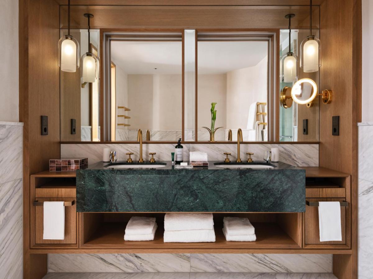 Ein Badezimmer in der Unterkunft Rosewood Munich