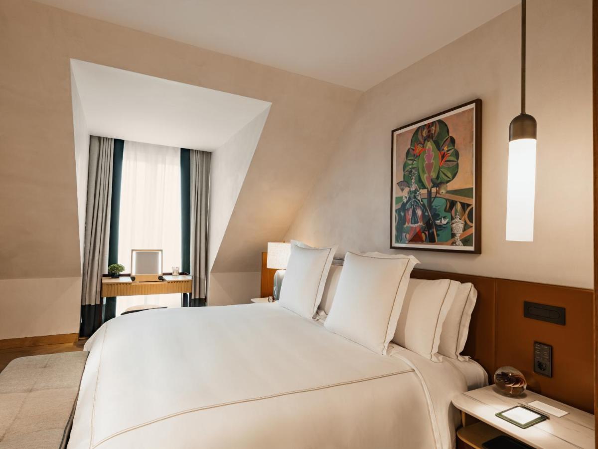Ein Bett oder Betten in einem Zimmer der Unterkunft Rosewood Munich