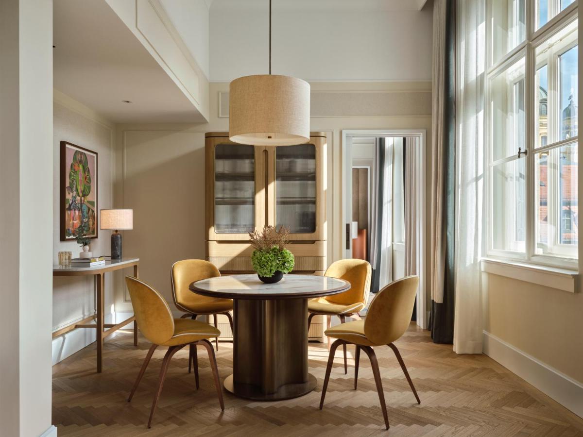 Ein Sitzbereich in der Unterkunft Rosewood Munich