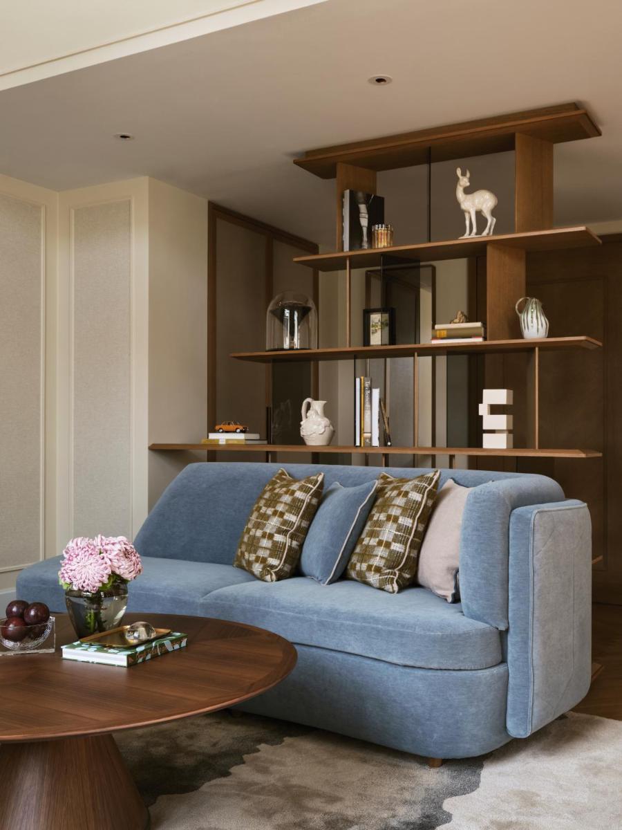 Ein Sitzbereich in der Unterkunft Rosewood Munich