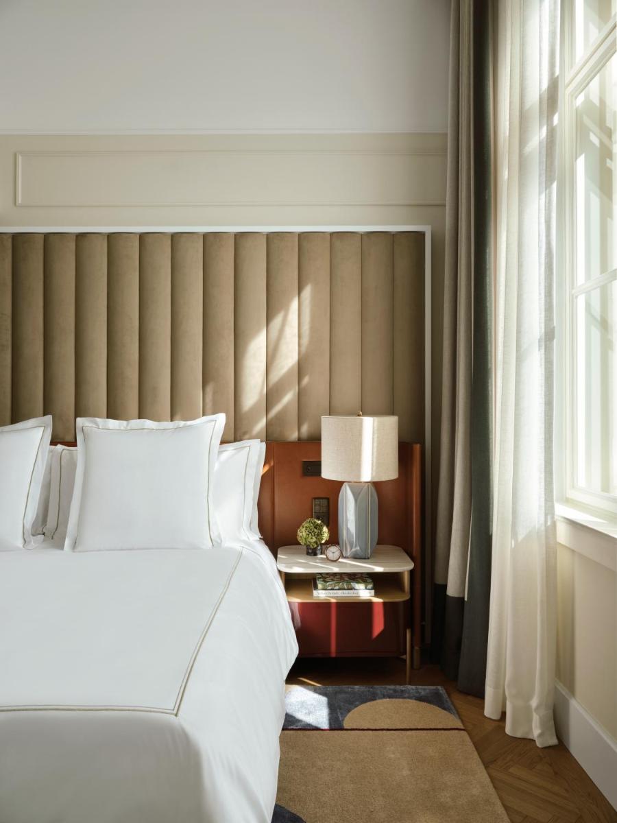Ein Bett oder Betten in einem Zimmer der Unterkunft Rosewood Munich