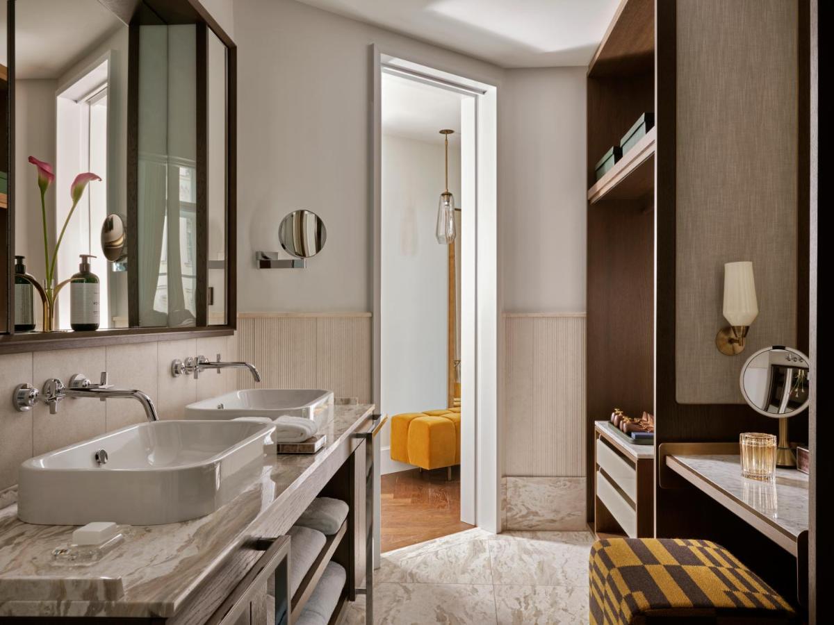 Ein Badezimmer in der Unterkunft Rosewood Munich