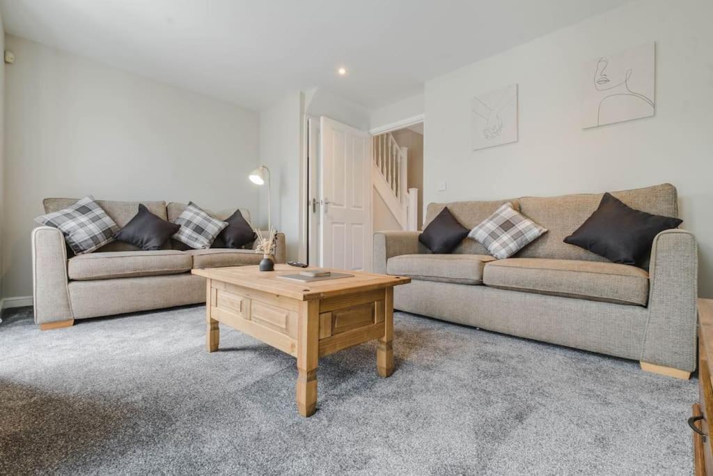 Charming House with Free Parking - Housity