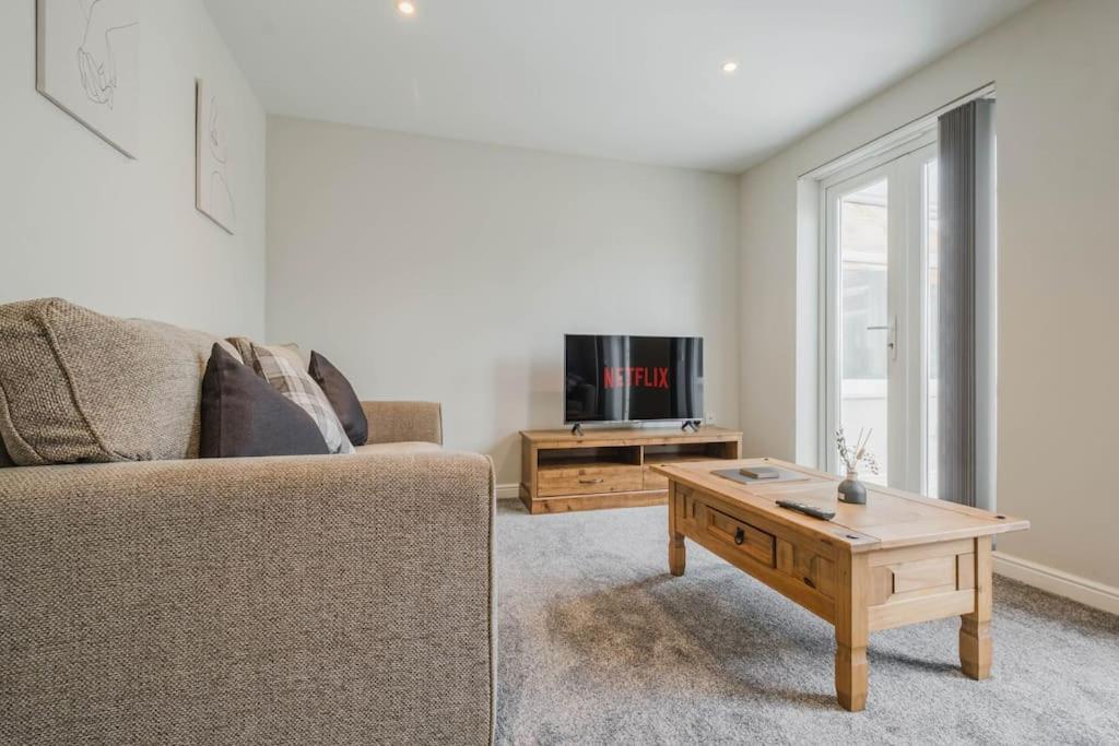 Charming House with Free Parking - Housity