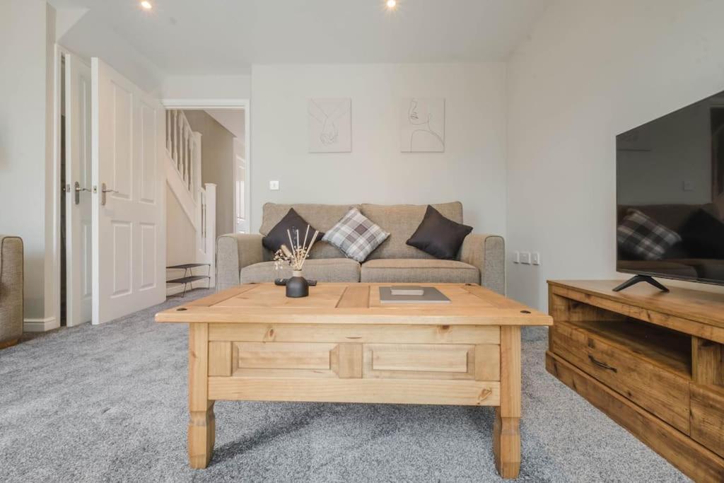 Charming House with Free Parking - Housity
