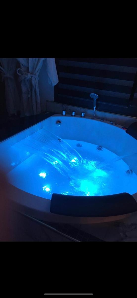 L'Aurore suite de charme, clim jacuzzi, sauna, piscine chauffée cuisine... - Housity