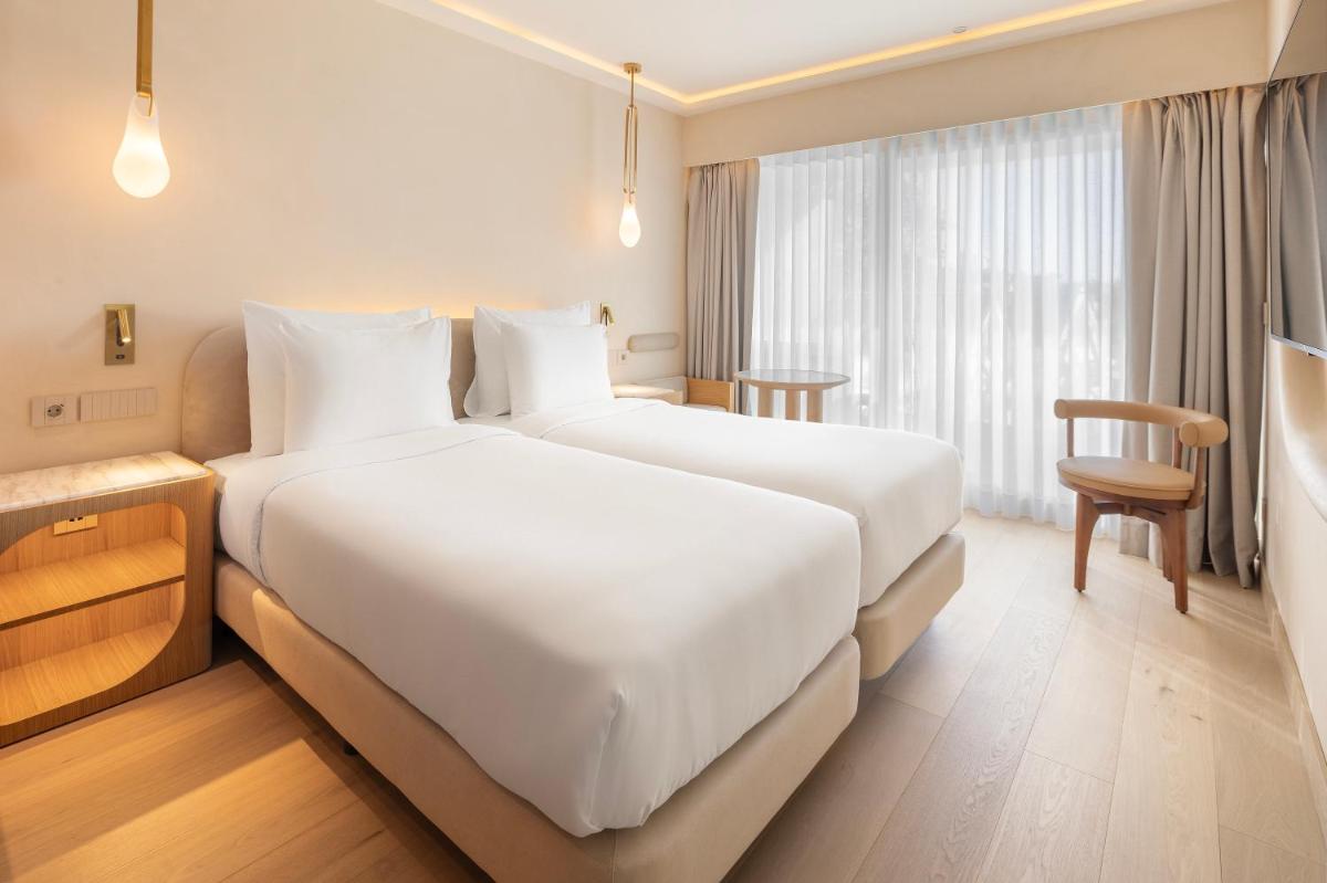Uma cama ou camas num quarto em EVOLUTION Cascais-Estoril Hotel
