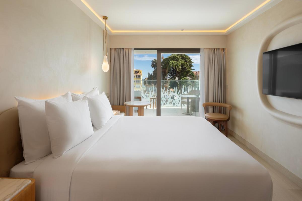 Uma cama ou camas num quarto em EVOLUTION Cascais-Estoril Hotel