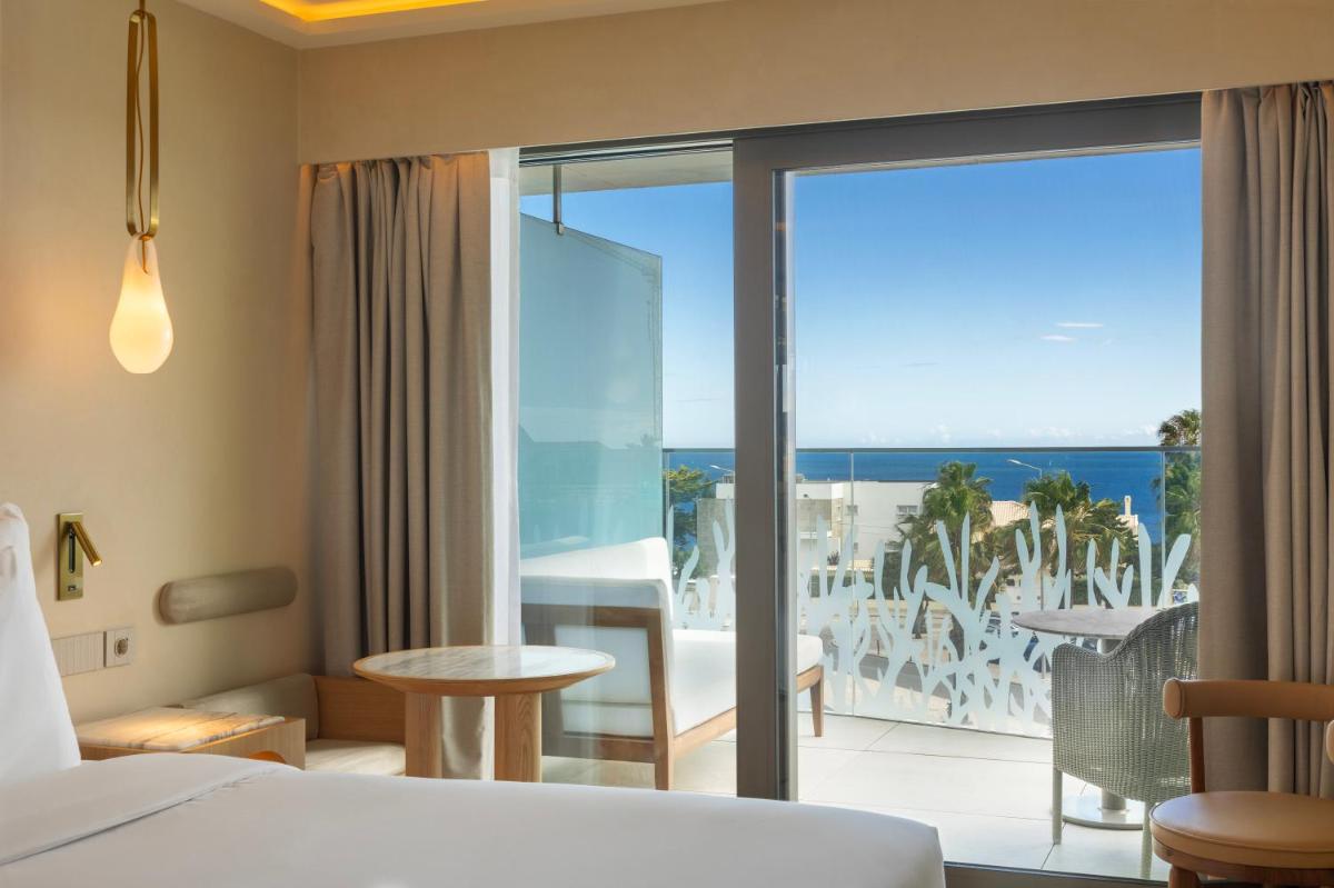 Uma cama ou camas num quarto em EVOLUTION Cascais-Estoril Hotel