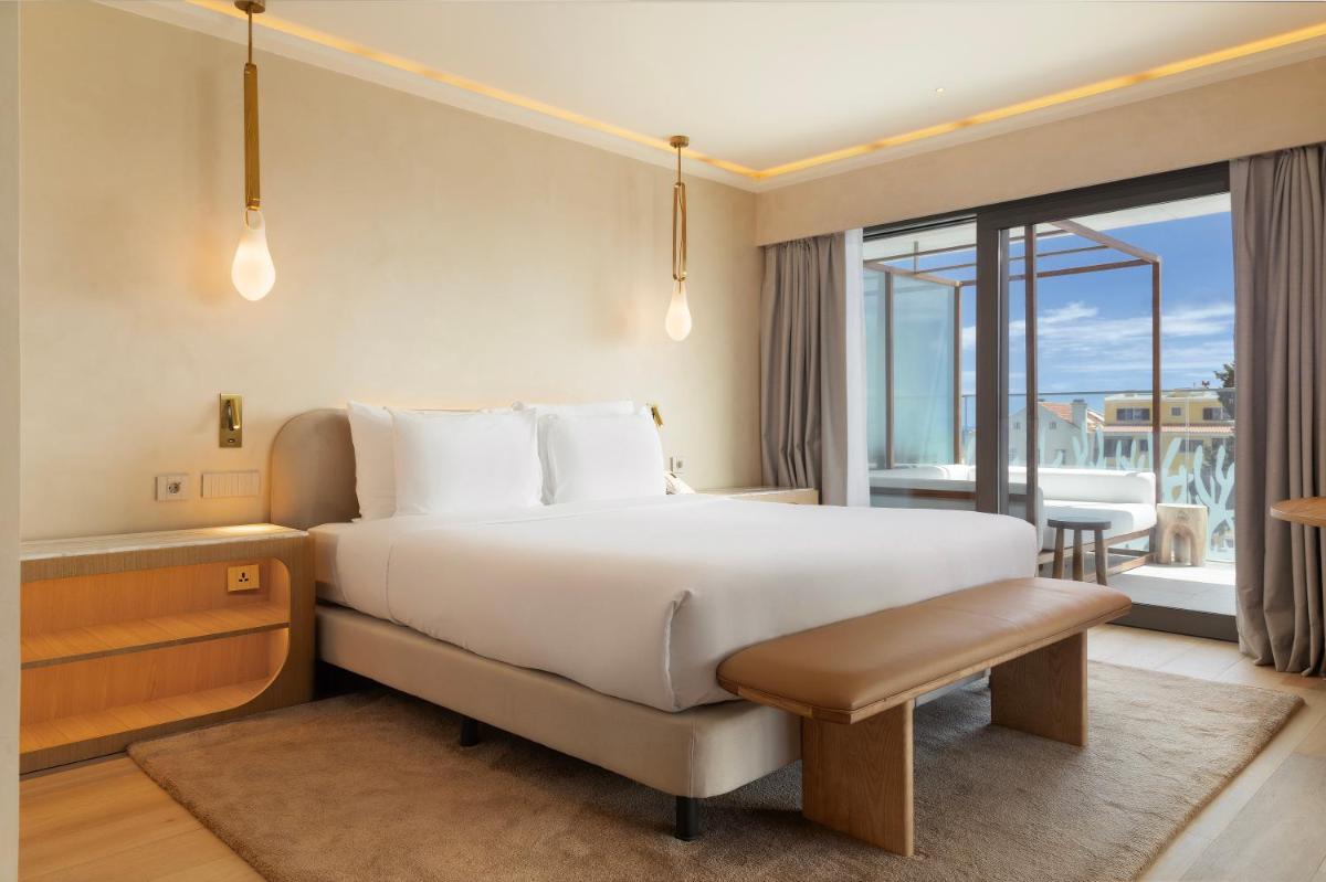 Uma cama ou camas num quarto em EVOLUTION Cascais-Estoril Hotel