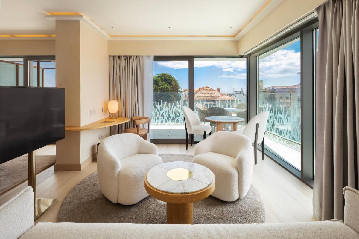 Uma televisão e/ou sistema de entretenimento em EVOLUTION Cascais-Estoril Hotel