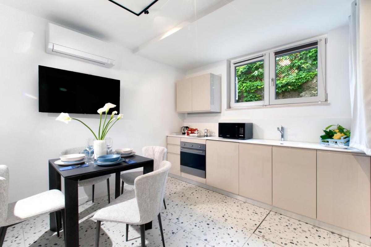 Capri House - Housity