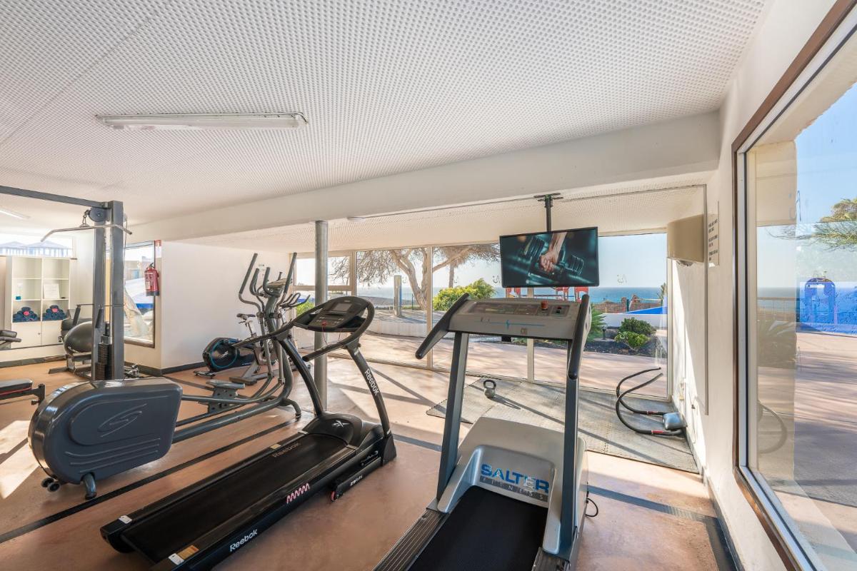 Gimnasio o instalaciones de fitness de Hotel LIVVO Risco del Gato Suites