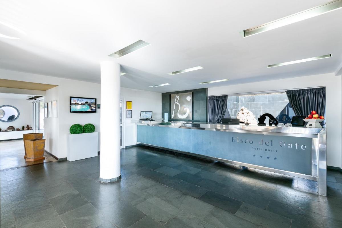 Una televisión o centro de entretenimiento en Hotel LIVVO Risco del Gato Suites