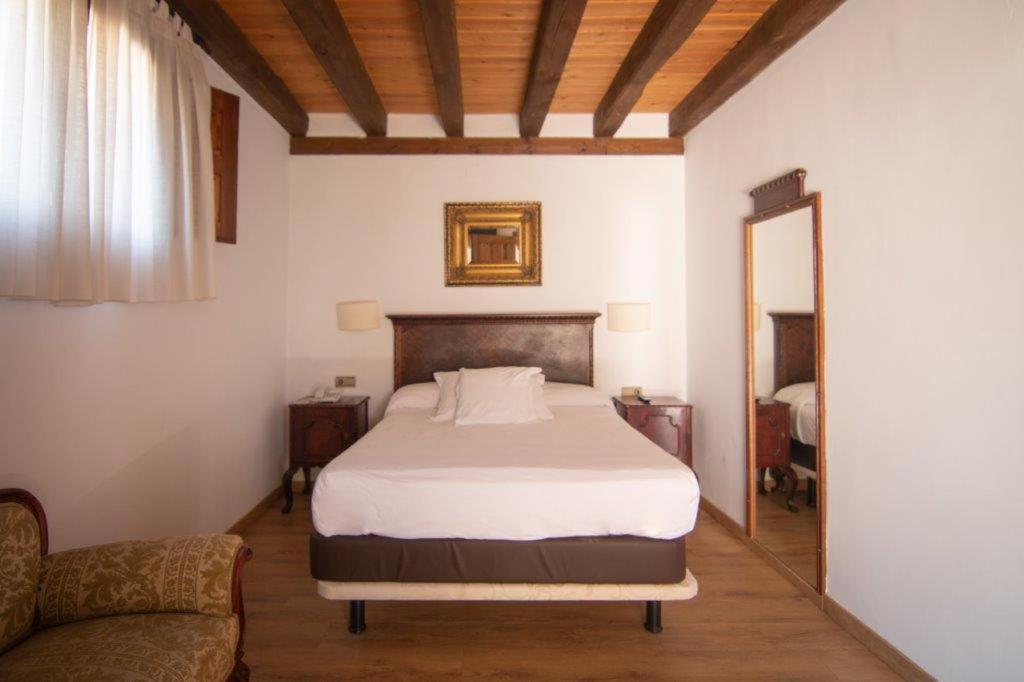 Cama o camas de una habitación en Hospedium Hotel Rural Abadía de Yuste