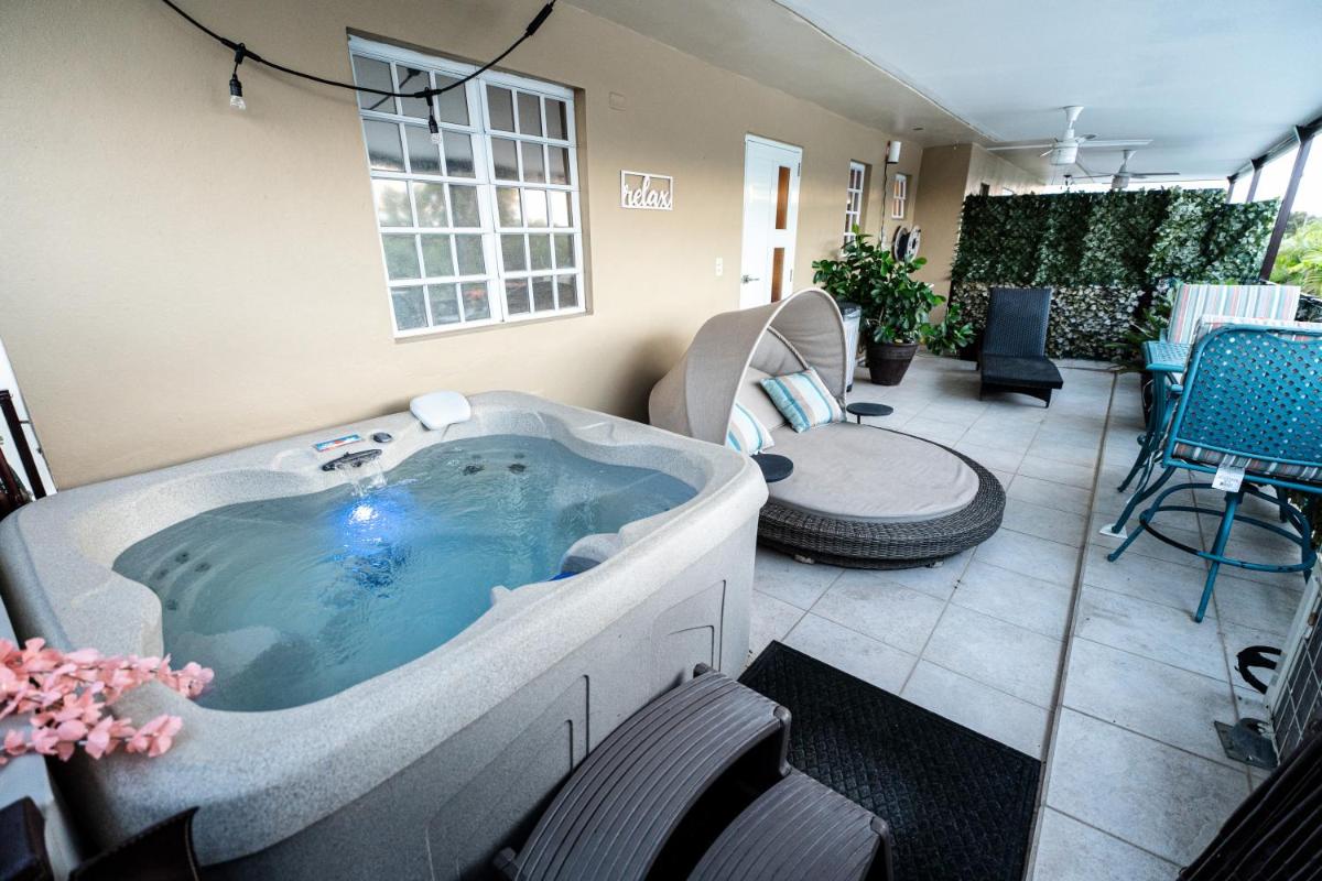 Luxury Retreat with Private Jacuzzi and Mountain Views FREE Parking - Housity