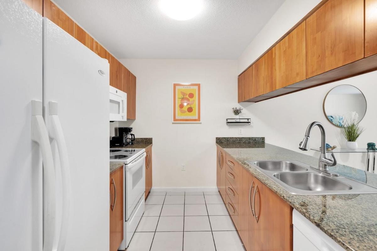 Brickell Key Gem: Stylish 1-Bed W/ Free Parking - Housity