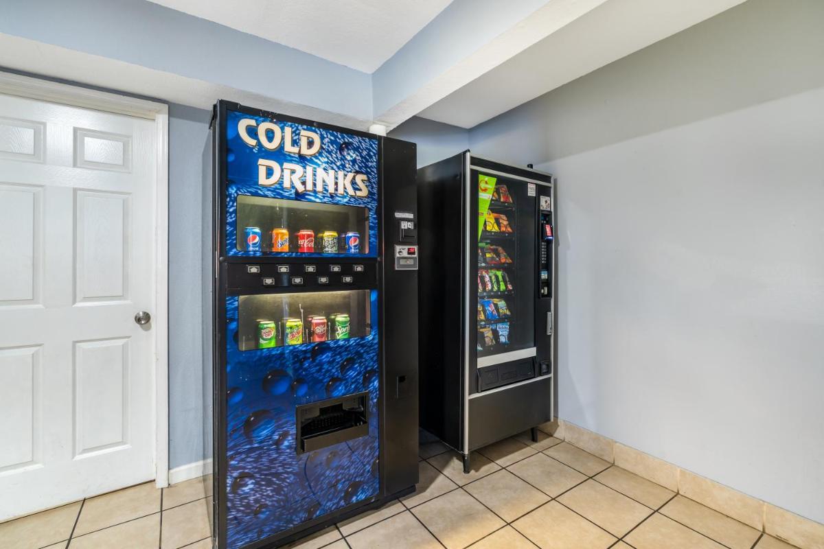 Econo Lodge Inn & Suites Virginia Beach - Norfolk - Housity
