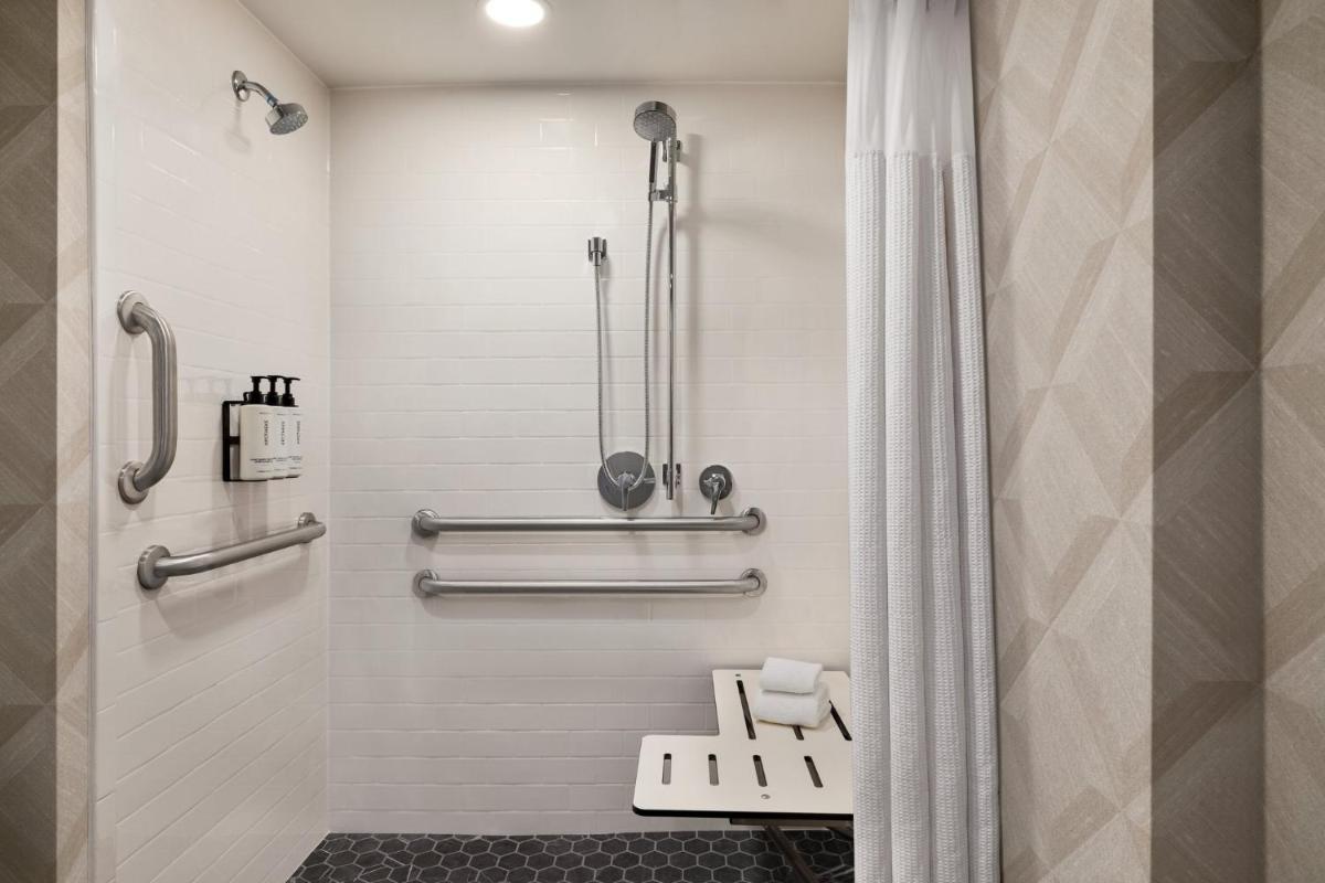 Crowne Plaza Louisville Airport Expo Ctr, an IHG Hotel - Housity