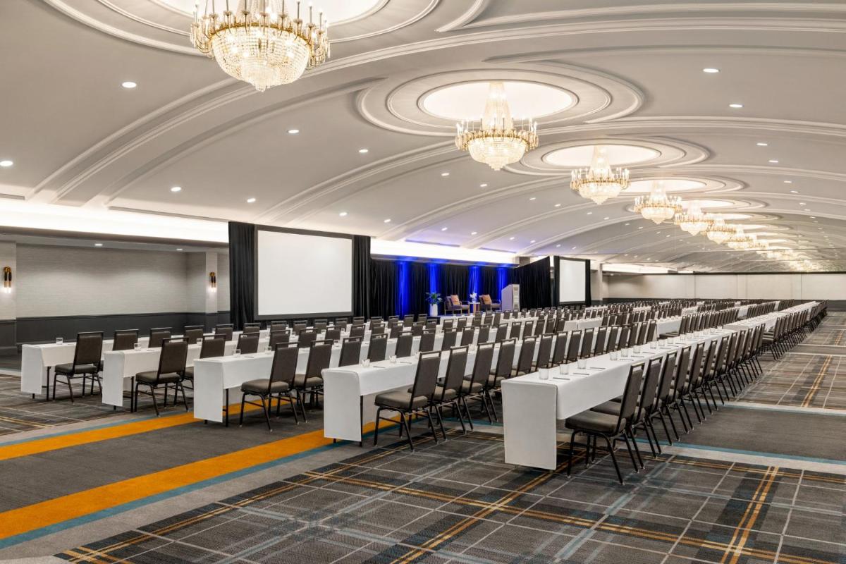 Crowne Plaza Louisville Airport Expo Ctr, an IHG Hotel - Housity