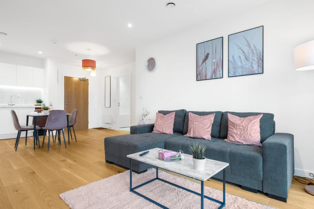 Pluxa Pink Amethyst - Sleek 2Bathroom Fully Furnished Serviced Apartment - Housity