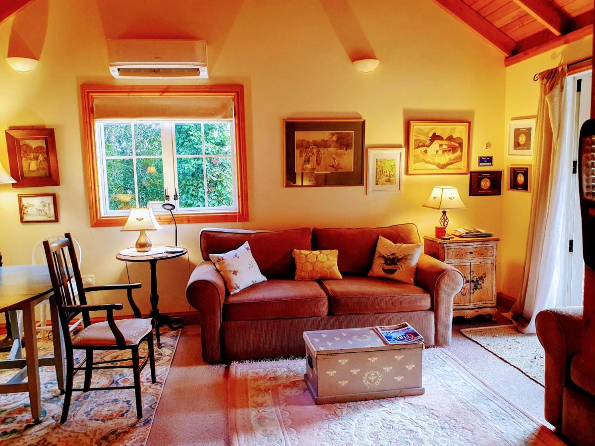 Bumblebee Cottage - Housity