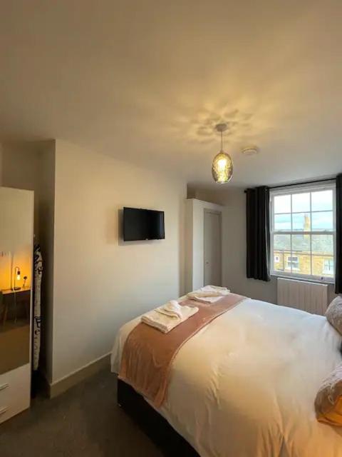 Superb 2 Bedroom Sea View Flat - Housity