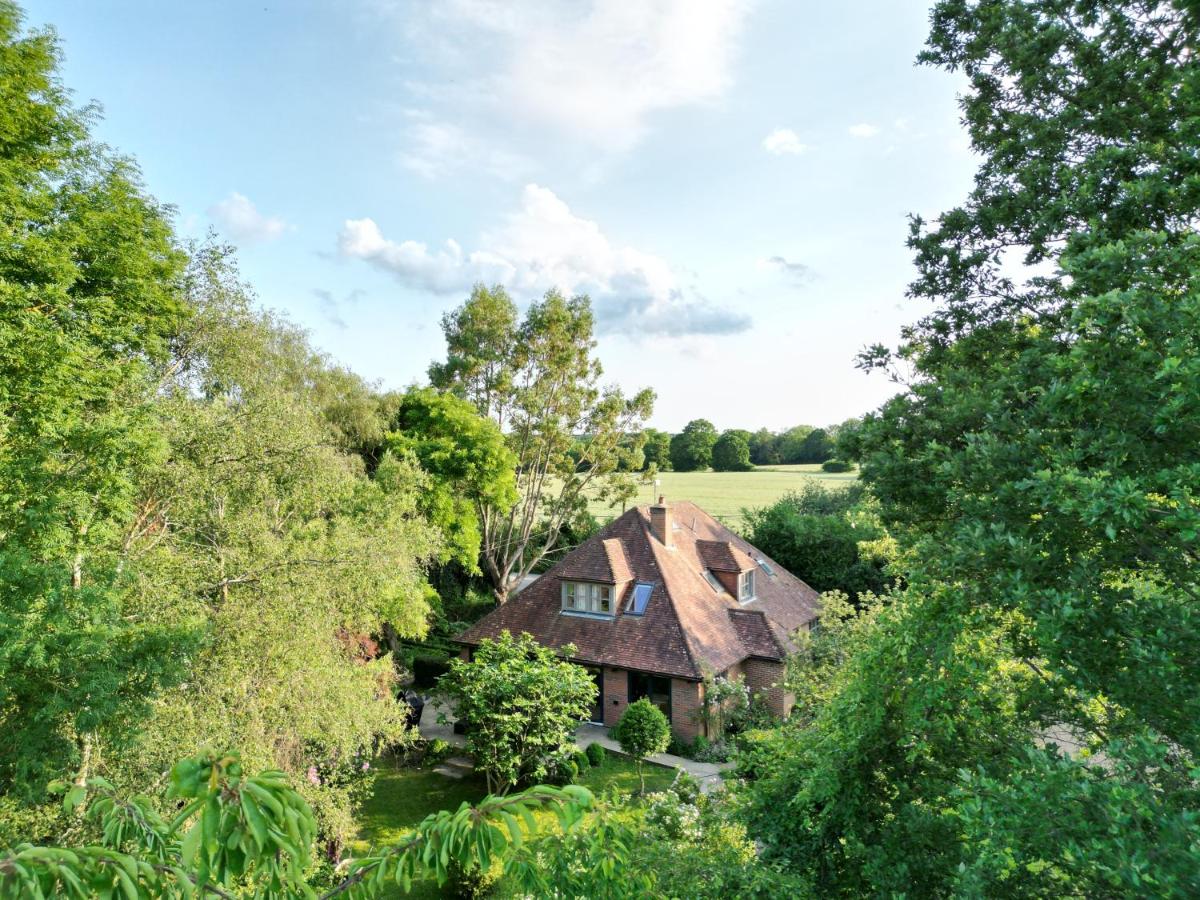 Modernised seven bedroom country house and garden with hot tub - Housity