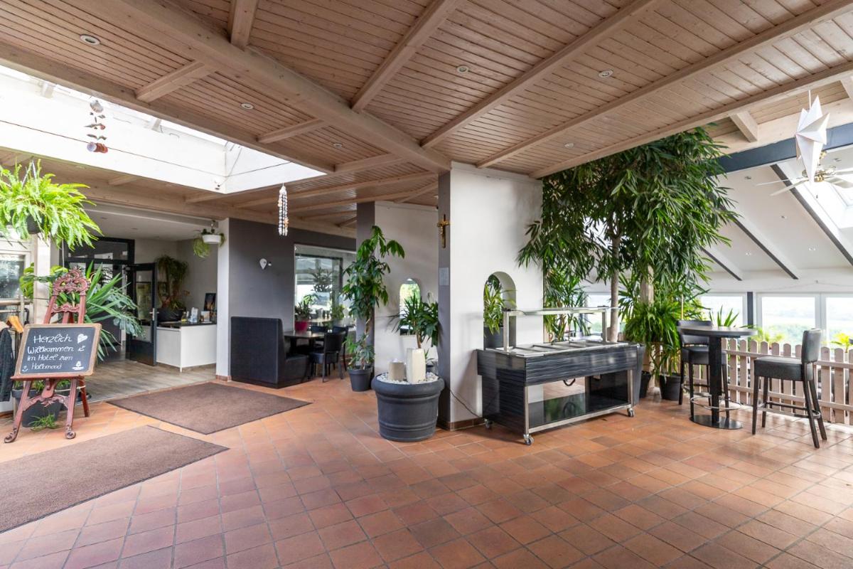 Hotel Zum Halbmond - Housity