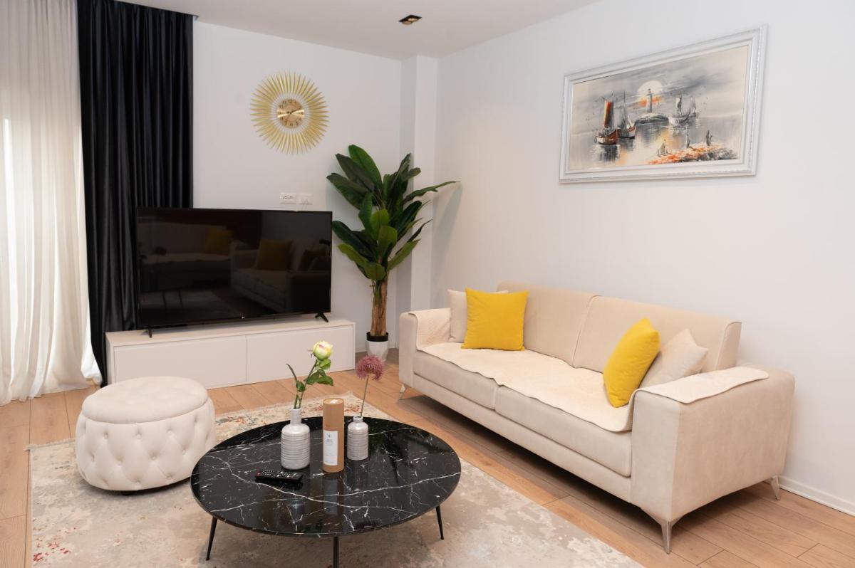 Luxury Lakeview Apartment in Pogradec - Housity