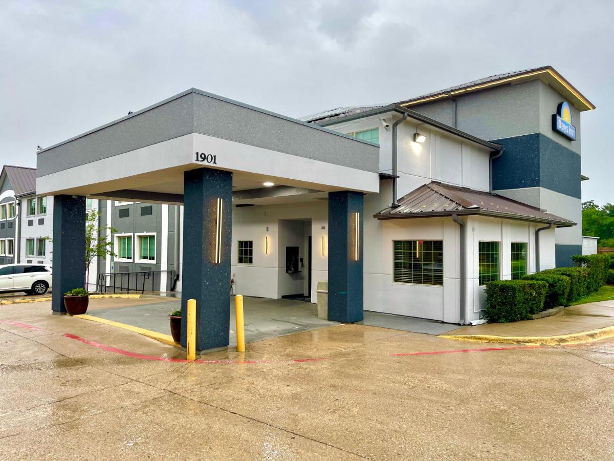 Days Inn by Wyndham Arlington - Housity