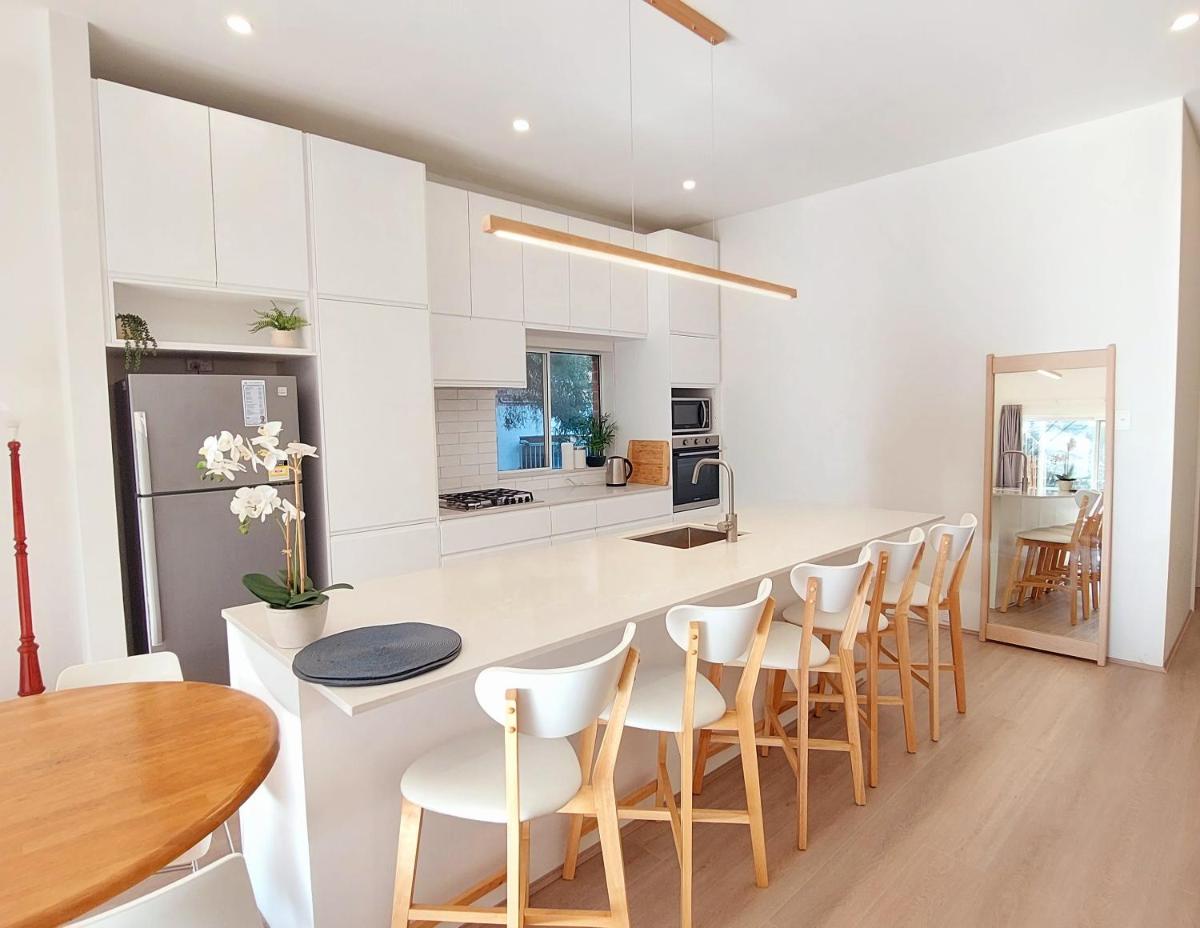 Parking, walk to beach, 3 bedroom Tropical Bondi Beach Oasis - Housity