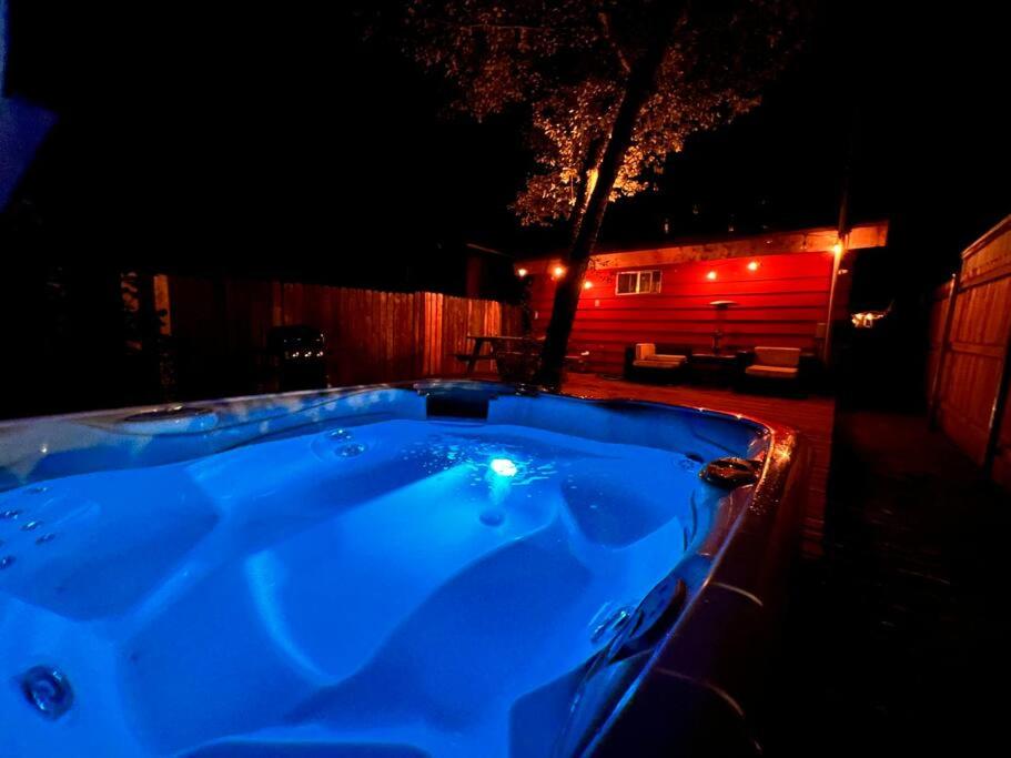 Private hot tub deck pets WiFi The Little Red Box - Housity